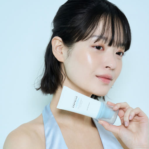 SKIN1004 Madagascar Centella Hyalu-Cica Water-Fit Sun Serum (SPF50+ PA+++) سنتيلا هيدرو-سيكا سيروم واقي شمس سيروم واقي شمس مرطب يمنح إشراقة طبيعية قريب من الماء