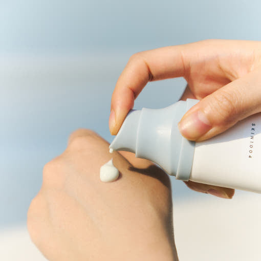 SKIN1004 Madagascar Centella Hyalu-Cica Water-Fit Sun Serum (SPF50+ PA+++) سنتيلا هيدرو-سيكا سيروم واقي شمس سيروم واقي شمس مرطب يمنح إشراقة طبيعية قريب من الماء