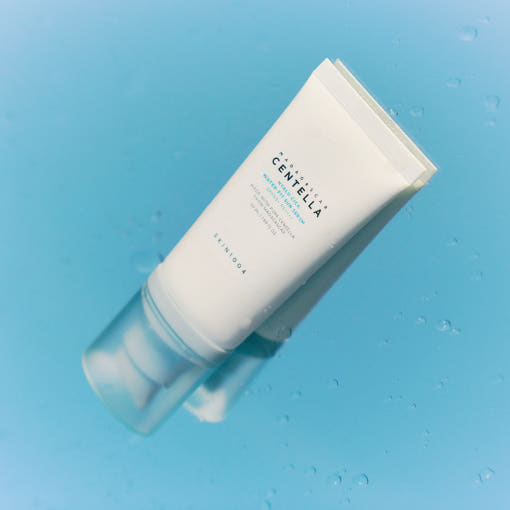 SKIN1004 Madagascar Centella Hyalu-Cica Water-Fit Sun Serum (SPF50+ PA+++) سنتيلا هيدرو-سيكا سيروم واقي شمس سيروم واقي شمس مرطب يمنح إشراقة طبيعية قريب من الماء
