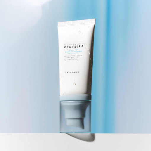 SKIN1004 Madagascar Centella Hyalu-Cica Water-Fit Sun Serum (SPF50+ PA+++) سنتيلا هيدرو-سيكا سيروم واقي شمس سيروم واقي شمس مرطب يمنح إشراقة طبيعية قريب من الماء