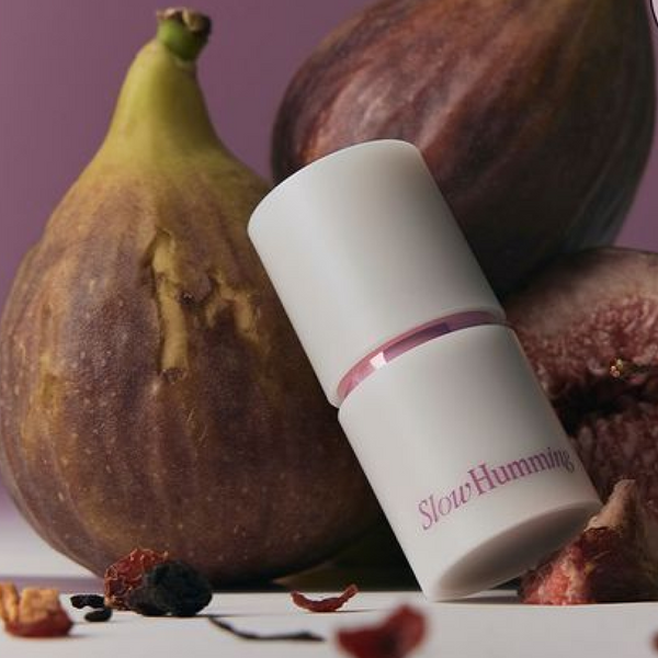 SLOWHUMMING Woodynouri Relief Perfume Balm Autumn Fig Tea سلو هامِنج وودينوري بلسم عطر شاي التين الخريفي بعطر دافئ وأنيق